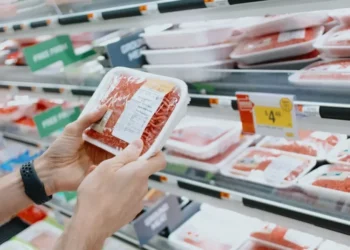 Estudo mostrou que filme plástico de embalagens de alimentos, como as de carne, podem liberar micro e nanoplásticos  • Grace Cary/GettyImages