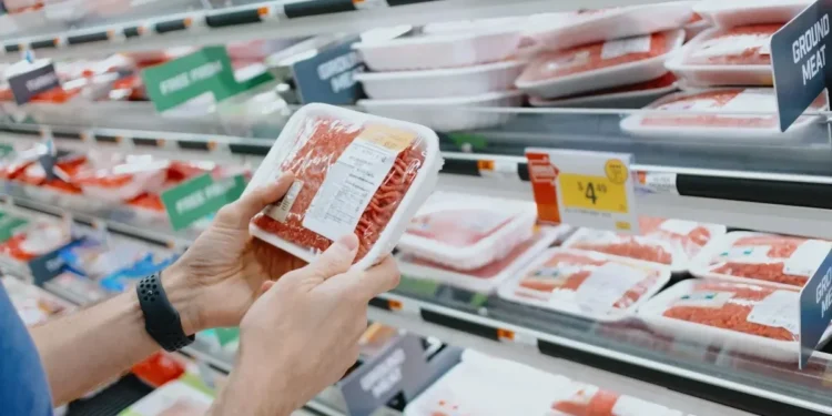 Microplásticos liberados por embalagens contaminam alimentos, mostra estudo