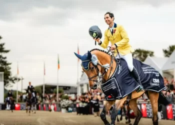 Yuri Mansur montando Miss Blue em Roma. Conjunto, que disputou as Olimpíadas de Paris, é desfeito pela morte da égua, na Holanda — Foto: Divugação