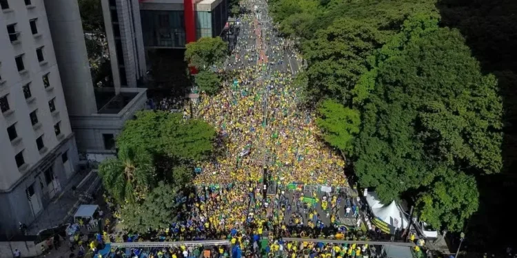 Bolsonaro reúne 16,4 mil em ato, segundo Poder360; USP fala em 12,4 mil