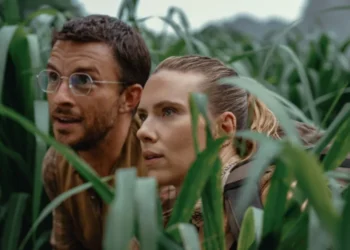 Jonathan Bailey e Scarlett Johansson em foto de "Jurassic World: Rebirth" • X/Jurassic World