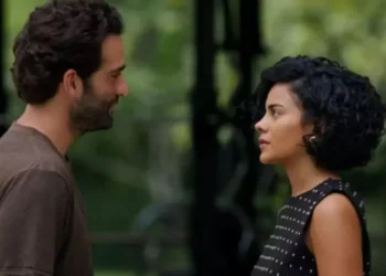 Afonso (Humberto Carrão) e Fátima (Bella Campos) em "Vale Tudo" • Reprodução/Globoplay