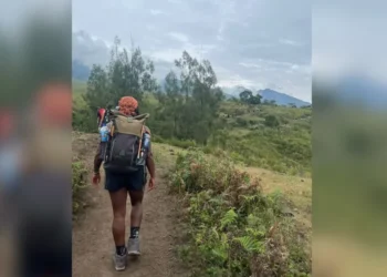 Imagens mostram Juliana durante a trilha • Reprodução/Redes Sociais