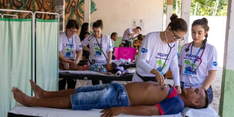 Barco leva atendimento médico e dentista para comunidades isoladas no Norte