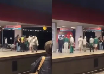 Vídeo mostra o grupo de torcedores espancando o homem na Estação Tamanduateí, em São Paulo • Reprodução/spsobretrilhos