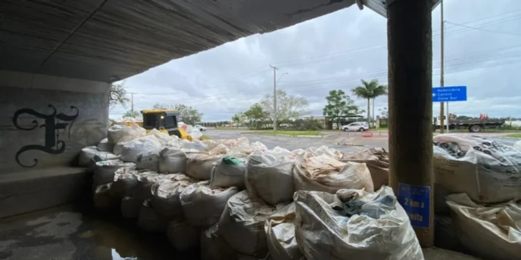 Os trabalhos foram iniciados na comporta 12, na região do 4º Distrito, que está sendo fechada com sacos de areia e cimento de uma tonelada cada, além do uso de argila compactada. • CNN
