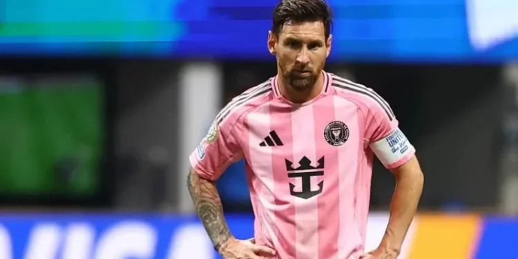 Messi decepcionado com a goleada do PSG sobre o Inter Miami — Foto: REUTERS/Kai Pfaffenbach