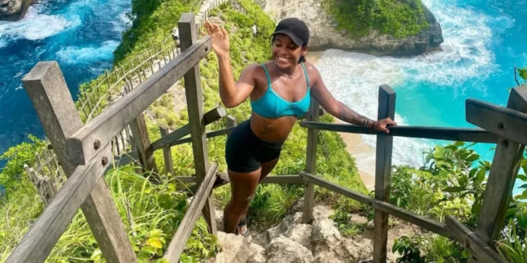 4 de 6
A jovem realizava um "mochilão" pela Ásia desde fevereiro e visitou países como Filipinas, Tailândia e Vietnã antes de chegar à Indonésia • Reprodução/Redes Sociais