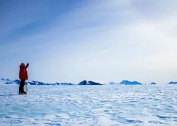 Guia de campo em área de gelo azul durante missão para coletar amostras de gelo; foto tirada durante a missão de trabalho de campo 2023-2024 do Instituto Antártico Chileno (INACH) para a União Glaciar, Montanhas Ellsworth, Antártica • Veronica Tollenaar, Université libre de Bruxelles