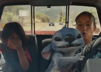 Maia Kealoha como Lilo, Stitch e Sydney Agudong como Nani em live-action • Disney