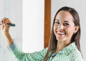 PND é aberta aos estudantes concluintes de cursos de licenciatura que estejam inscritos no Enade 2025 • Freepik