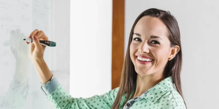 PND é aberta aos estudantes concluintes de cursos de licenciatura que estejam inscritos no Enade 2025 • Freepik