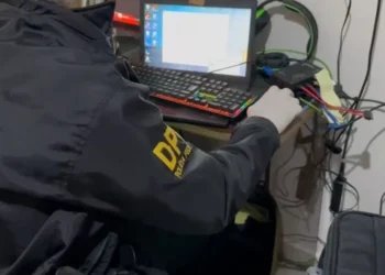 Policia Federal defalgra operação com o objetivo de investigar compartilhamento de arquivos com conteúdo de abuso sexual infantil • Divulgação/PRF