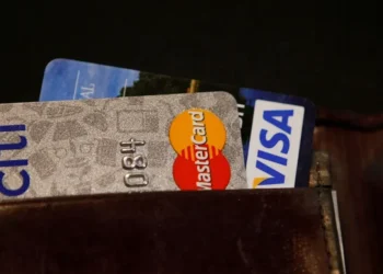 Imagens ilustrativas de cartão de crédito • REUTERS/Stelios Varias