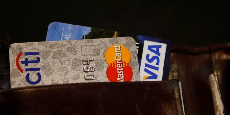 Juro médio no rotativo do cartão sobe em maio para 449,9% ao ano, revela BC