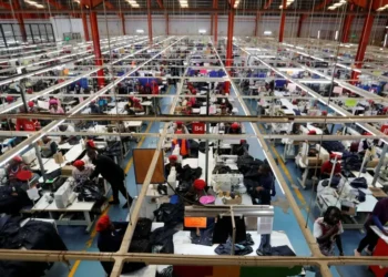 Trabalhadores em indústria têxtil • REUTERS/Thomas Mukoya