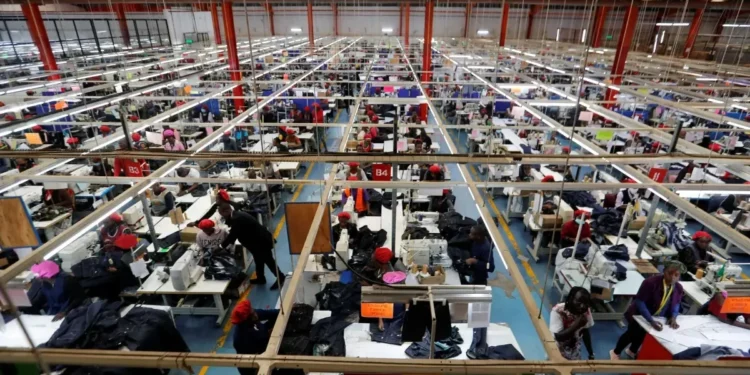 Confiança da indústria tem maior queda do ano em junho, diz FGV