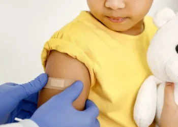 Estudo mostra que a vacinação é importante para prevenir perda auditiva em crianças  • prostooleh/Freepik