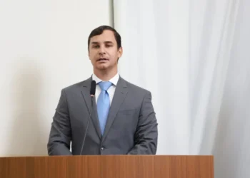 Um dia depois da volta de Eduardo, Velozo vai trabalhar e diz que está “em paz”