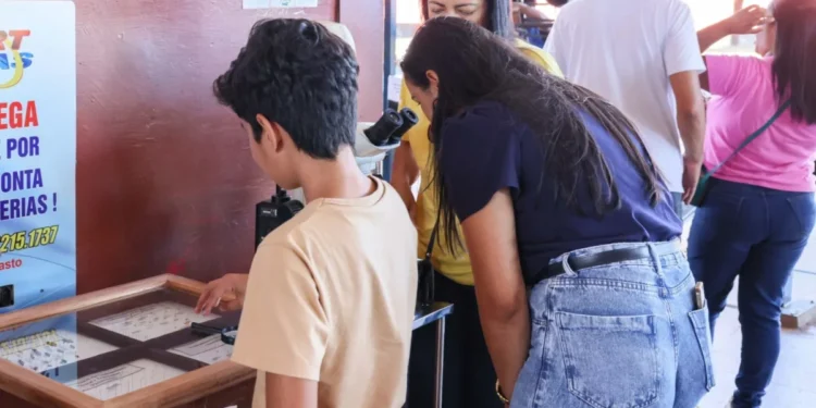 Viajantes que passam pela rodoviária de Palmas recebem orientações sobre a malária