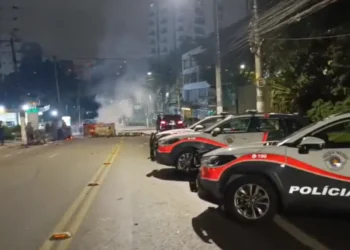 1 de 10 Operação na favela do Paraisópolis provocou caos no início da noite desta quinta-feira (10) •