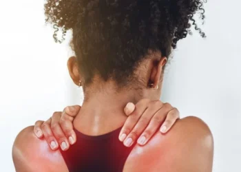 Atividade física leve, sono regular e apoio psicológico estão entre as principais estratégias para prevenir e conviver com a fibromialgia em mulheres crédito: Peopleimages.com - YuriArcurs