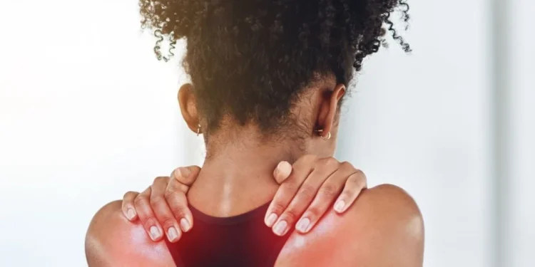 Atividade física leve, sono regular e apoio psicológico estão entre as principais estratégias para prevenir e conviver com a fibromialgia em mulheres
crédito: Peopleimages.com - YuriArcurs