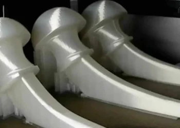 O material está em fase de testes clínicos e foi aplicado, até agora, em 15 pacientes, que receberam próteses de quadril no Hospital Universitário Cajuru em Curitiba crédito: PUC-PR/Divulgação