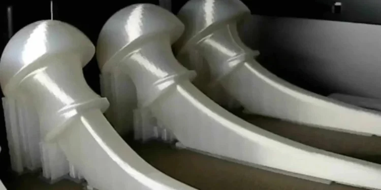 O material está em fase de testes clínicos e foi aplicado, até agora, em 15 pacientes, que receberam próteses de quadril no Hospital Universitário Cajuru em Curitiba crédito: PUC-PR/Divulgação