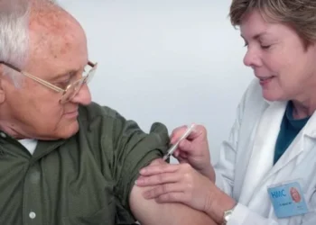 Segundo dados do Ministério da Saúde, os idosos representaram 65,6% dos óbitos por influenza no ano passado e 54,9% das hospitalizações por Síndrome Respiratória Aguda Grave (SRAG) crédito: CDC/Unsplash