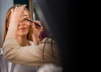 É importante buscar produtos que sejam oftalmologicamente testados e, sempre que possível, hipoalergênicos crédito: Freepik