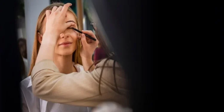 É importante buscar produtos que sejam oftalmologicamente testados e, sempre que possível, hipoalergênicos crédito: Freepik