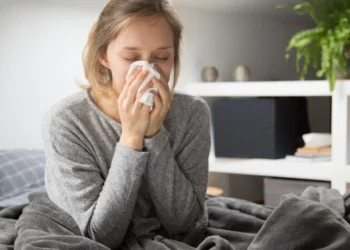 O Vírus Sincicial Respiratório (VSR) representa um risco significativo para idosos, principalmente aqueles com doenças crônicas crédito: Image by katemangostar on Freepik