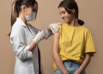 Com a introdução da vacina, os casos diminuíram. Contudo, recentemente, houve uma mudança na via de transmissão crédito: FreePik