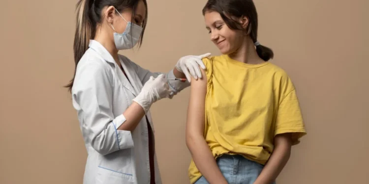 Com a introdução da vacina, os casos diminuíram. Contudo, recentemente, houve uma mudança na via de transmissão crédito: FreePik