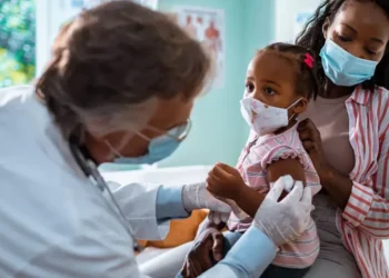 Criança recebe aplicação de vacina  • Foto: GettyImages
