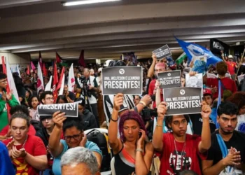 7 de 7 Congresso da UNE faz homenagem para estudantes que morreram em acidente •