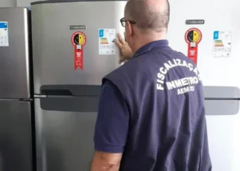 Equipe técnica da área de qualidade fiscaliza empresas para verificar se os produtos têm o Selo Inmetro