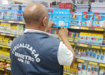 Equipe técnica da área de Qualidade da Agência de Metrologia faz fiscalização no comércio de material escolar
