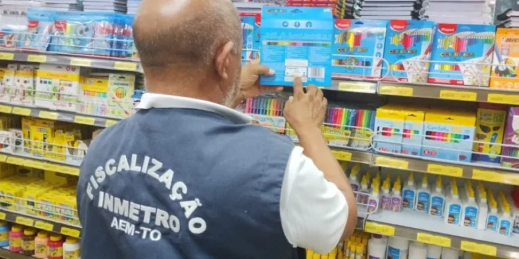 Equipe técnica da área de Qualidade da Agência de Metrologia faz fiscalização no comércio de material escolar