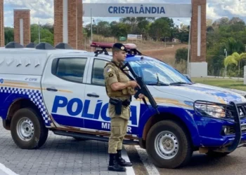 A quebra de uma garrafa de cachaça teria sido o motivo das agressões.