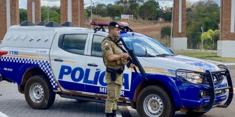 A quebra de uma garrafa de cachaça teria sido o motivo das agressões.