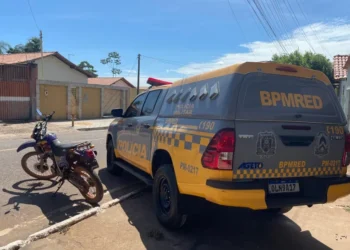 Motocicleta recuperada pela PM durante patrulhamento em Axixá do Tocantins, no âmbito da Operação Protetor das Divisas e Fronteiras. - Foto: Ascom BPMRE