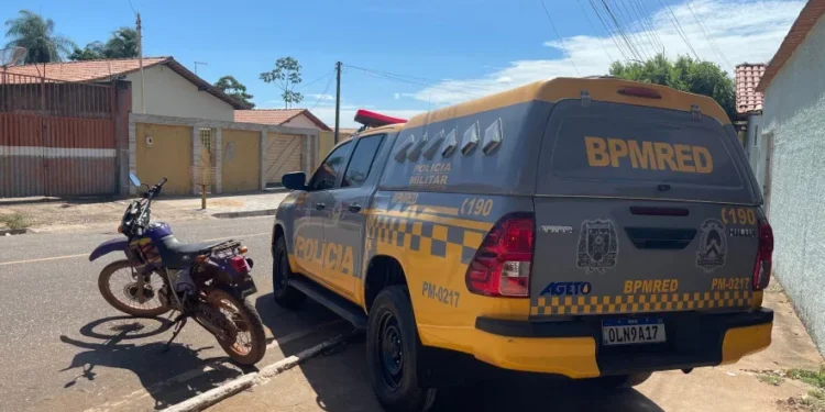 Motocicleta recuperada pela PM durante patrulhamento em Axixá do Tocantins, no âmbito da Operação Protetor das Divisas e Fronteiras. - Foto: Ascom BPMRE