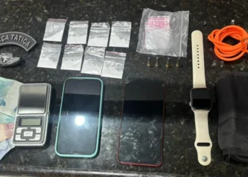 Substância entorpecente, aparelhos celulares, uma balança de precisão e dinheiro em espécie foram aprendidos com os individuos. - Foto: 1º BPM/Ascom