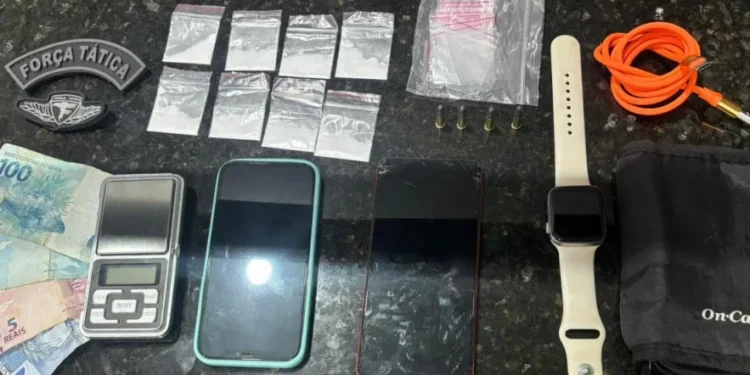 Substância entorpecente, aparelhos celulares, uma balança de precisão e dinheiro em espécie foram aprendidos com os individuos. - Foto: 1º BPM/Ascom