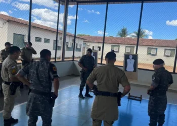 O objetivo da instrução é capacitar os policiais militares para o manuseio do DEC Spark - Foto: Ascom 4ª CIPM
