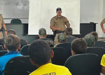 Equipe do 3º BPM durante atividade com crianças e adolescentes - Foto: Divulgação