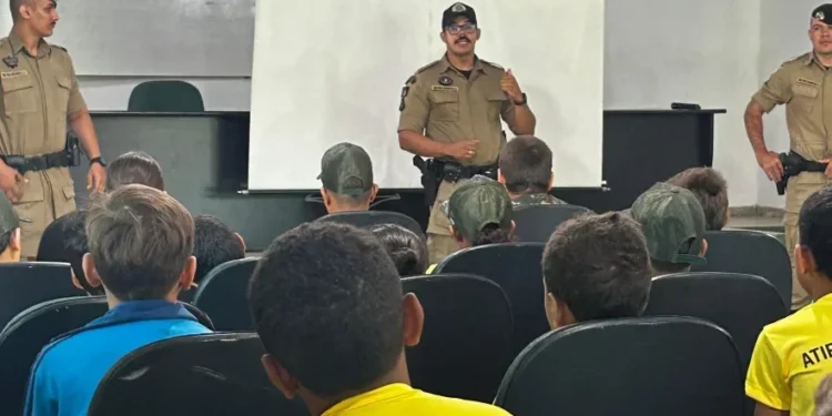 PM ministra palestra durante projeto que atende 80 crianças em Pedro Afonso