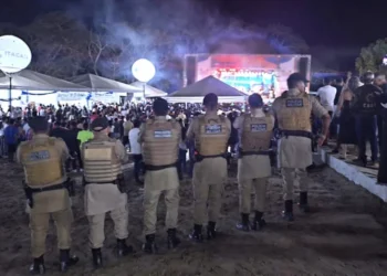 Policiais militares agiram rápido e localizaram o adolescente infrator e a faca usada no crime - Foto: Divulgação